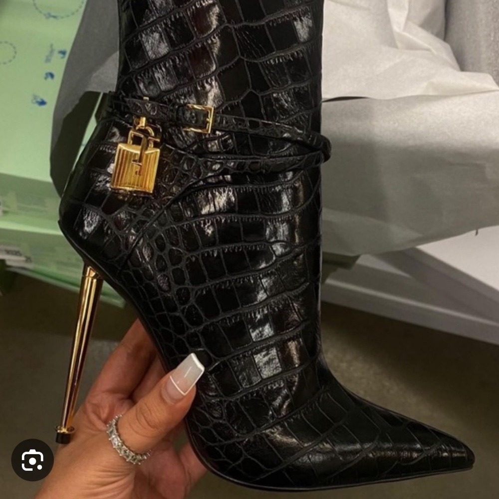 🖤💛TOM FORD SHINY STAMPED CROCODILE LEATHER
PADLOCK ANKLE BOOTS🖤💛